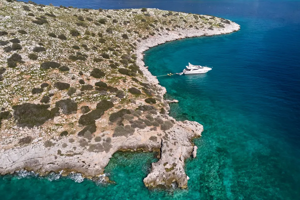 Lady L, Altamar 64 motor yacht for charter in Athens, photo 6